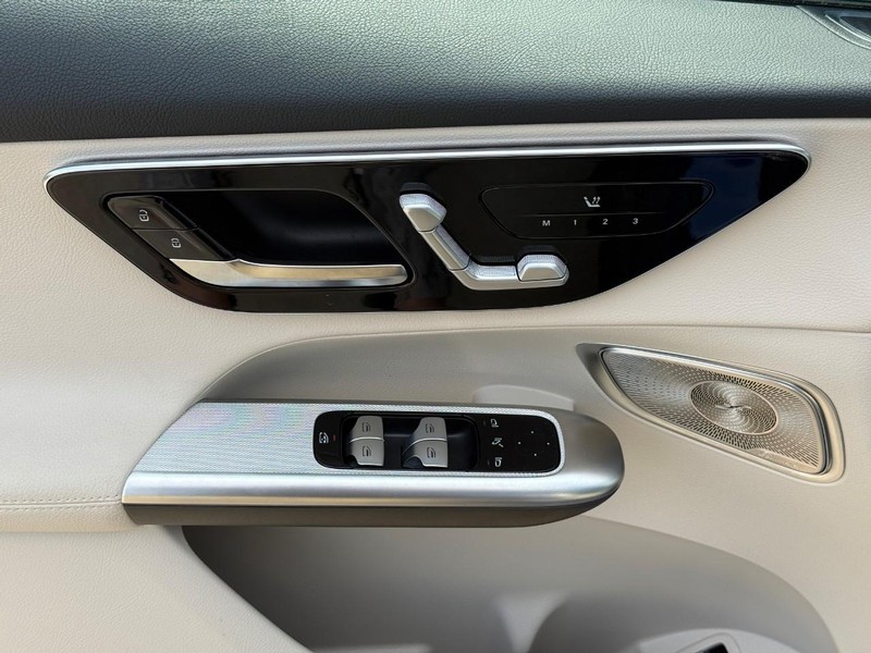 Mercedes-Benz GLC Vehicle Full-screen Gallery Image 19