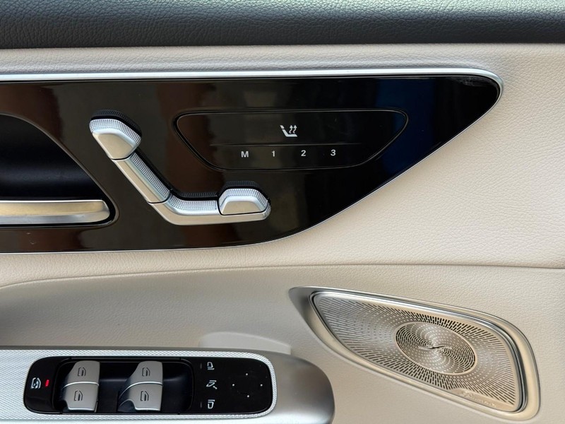 Mercedes-Benz GLC Vehicle Full-screen Gallery Image 20