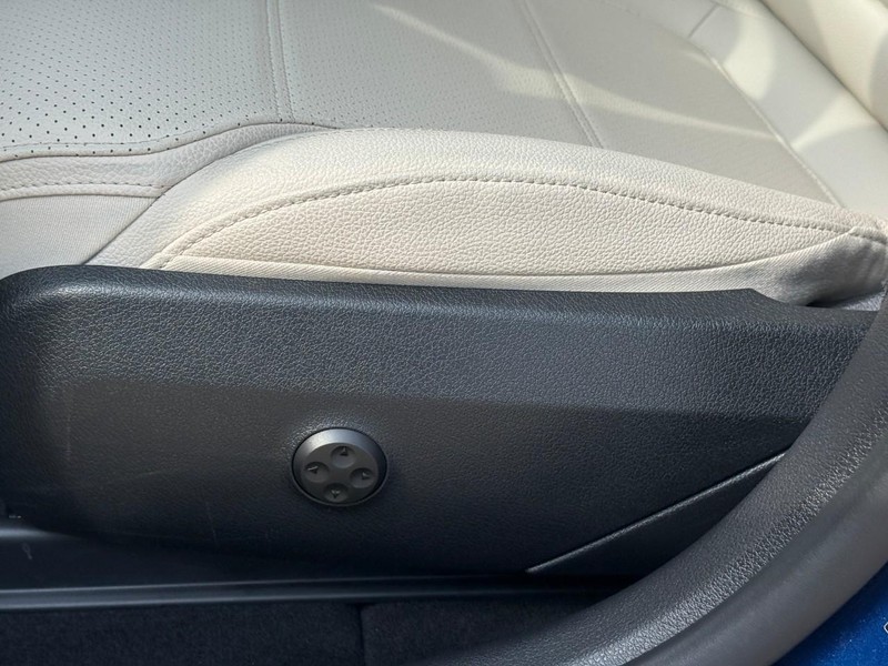 Mercedes-Benz GLC Vehicle Full-screen Gallery Image 22
