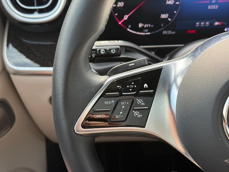 Mercedes-Benz GLC Vehicle Full-screen Gallery Image 23