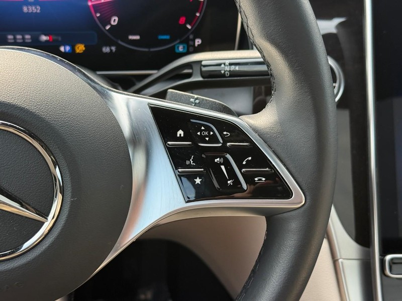 Mercedes-Benz GLC Vehicle Full-screen Gallery Image 24