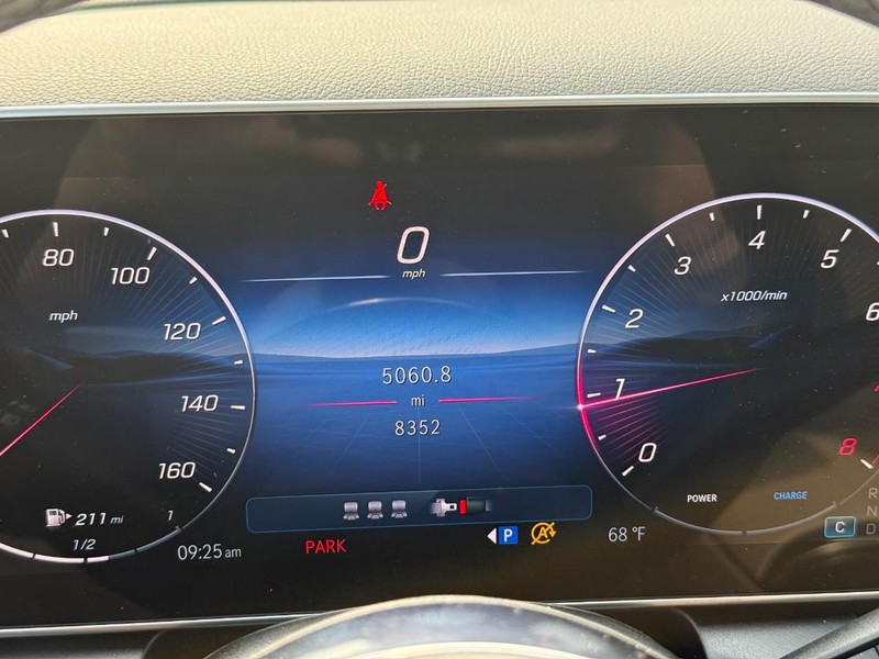 Mercedes-Benz GLC Vehicle Full-screen Gallery Image 25