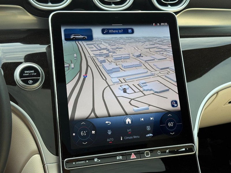 Mercedes-Benz GLC Vehicle Full-screen Gallery Image 26