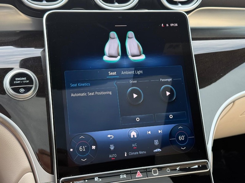 Mercedes-Benz GLC Vehicle Full-screen Gallery Image 28