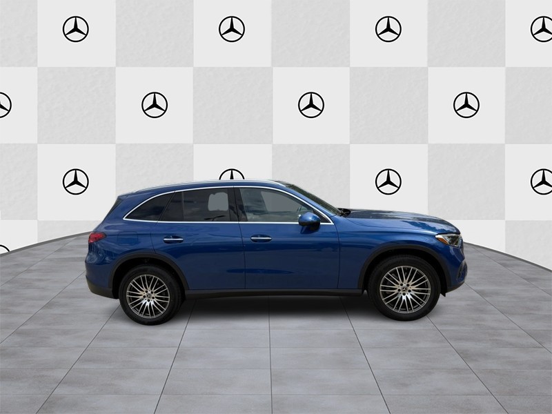 Mercedes-Benz GLC Vehicle Full-screen Gallery Image 2