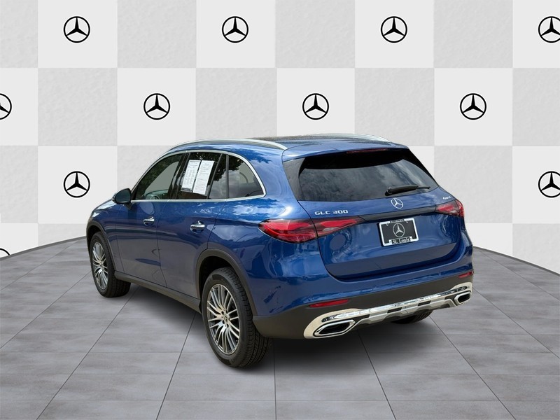 Mercedes-Benz GLC Vehicle Full-screen Gallery Image 4