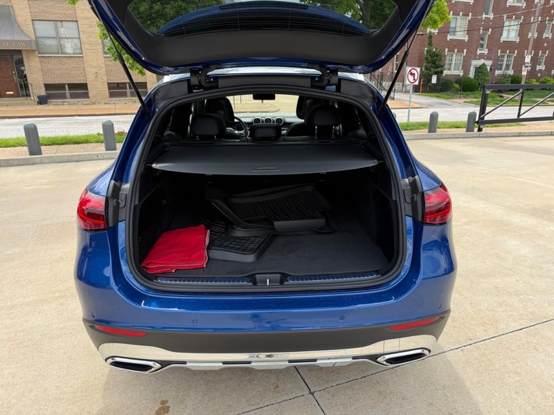 Mercedes-Benz GLC Vehicle Full-screen Gallery Image 8
