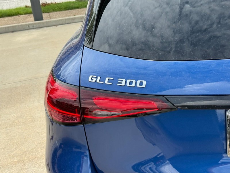 Mercedes-Benz GLC Vehicle Full-screen Gallery Image 10