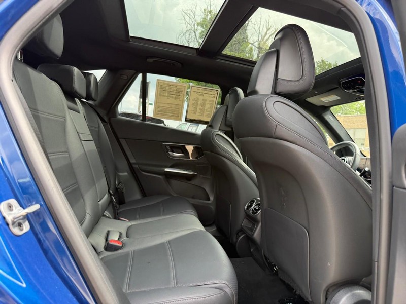 Mercedes-Benz GLC Vehicle Full-screen Gallery Image 12