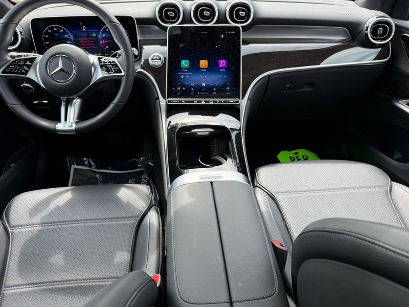 Mercedes-Benz GLC Vehicle Full-screen Gallery Image 13