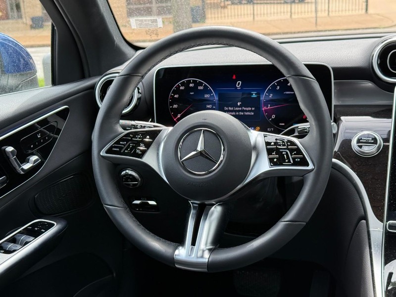 Mercedes-Benz GLC Vehicle Full-screen Gallery Image 14