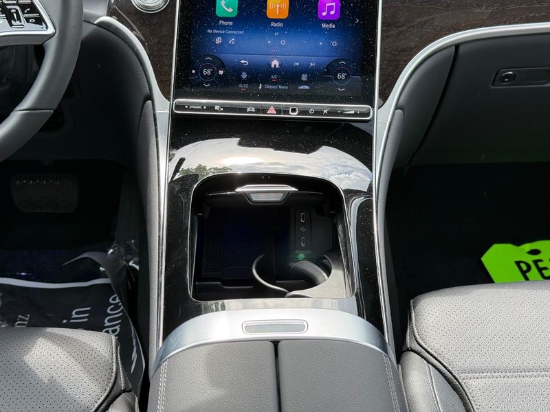 Mercedes-Benz GLC Vehicle Full-screen Gallery Image 17