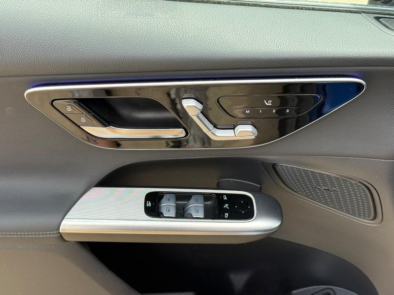 Mercedes-Benz GLC Vehicle Full-screen Gallery Image 18