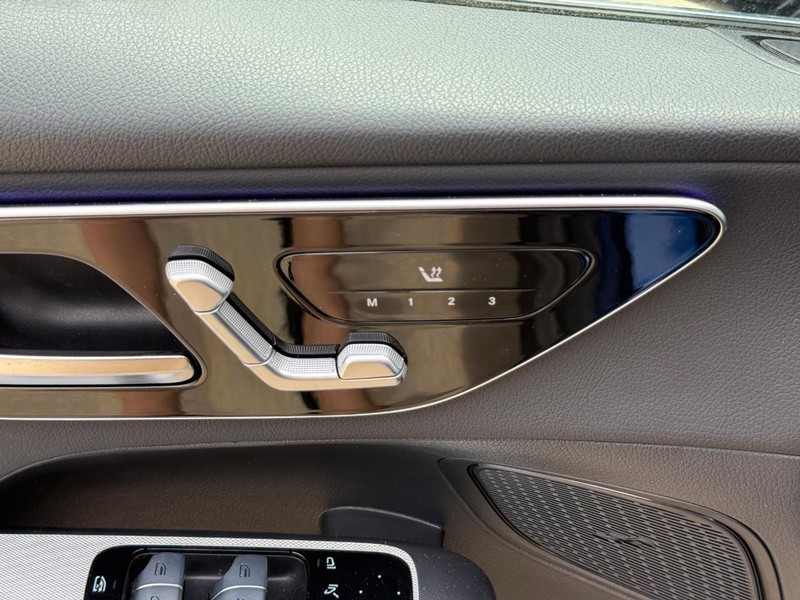 Mercedes-Benz GLC Vehicle Full-screen Gallery Image 19