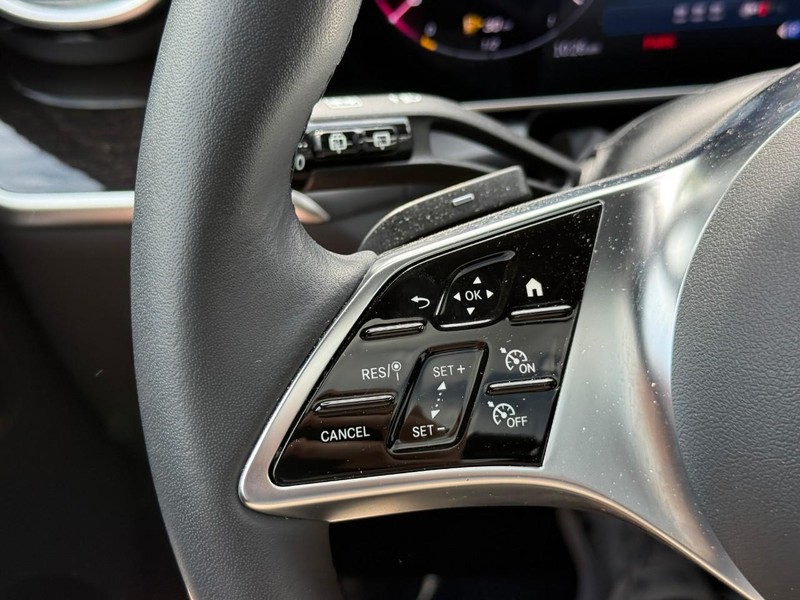 Mercedes-Benz GLC Vehicle Full-screen Gallery Image 21