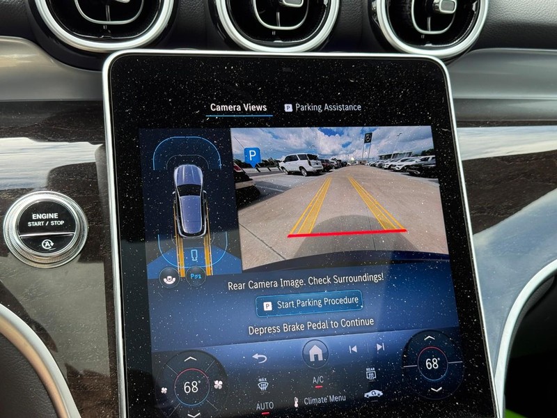Mercedes-Benz GLC Vehicle Full-screen Gallery Image 24