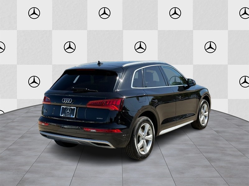 Audi Q5 Vehicle Full-screen Gallery Image 3
