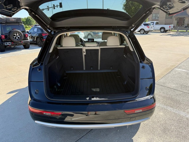 Audi Q5 Vehicle Full-screen Gallery Image 8