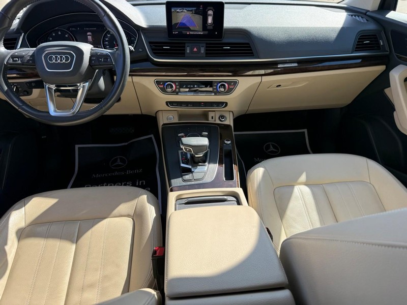 Audi Q5 Vehicle Full-screen Gallery Image 11