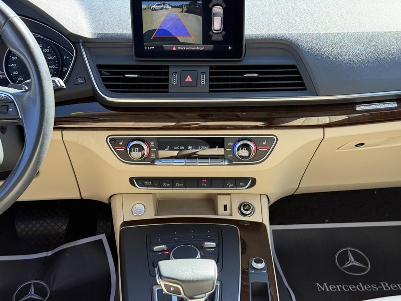 Audi Q5 Vehicle Full-screen Gallery Image 14