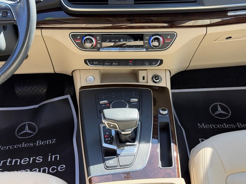 Audi Q5 Vehicle Full-screen Gallery Image 15