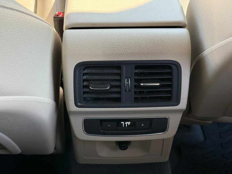 Audi Q5 Vehicle Full-screen Gallery Image 16