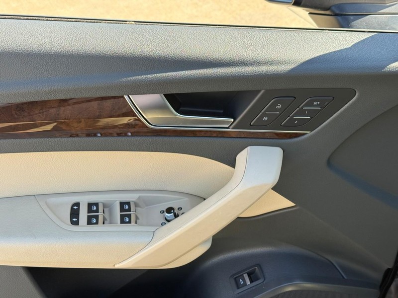 Audi Q5 Vehicle Full-screen Gallery Image 17