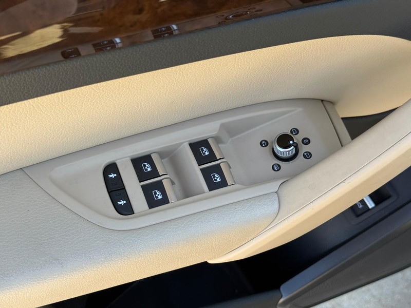 Audi Q5 Vehicle Full-screen Gallery Image 18