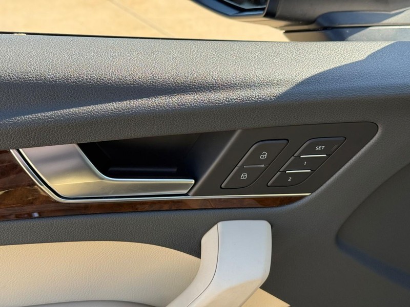 Audi Q5 Vehicle Full-screen Gallery Image 19