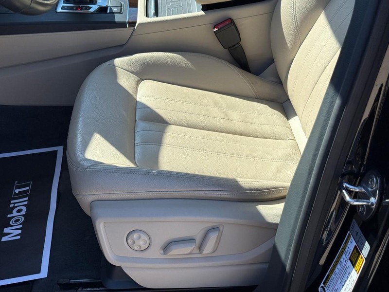 Audi Q5 Vehicle Full-screen Gallery Image 20