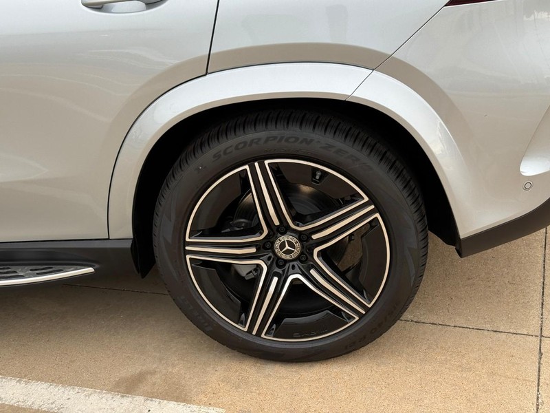 Mercedes-Benz GLE Vehicle Full-screen Gallery Image 4