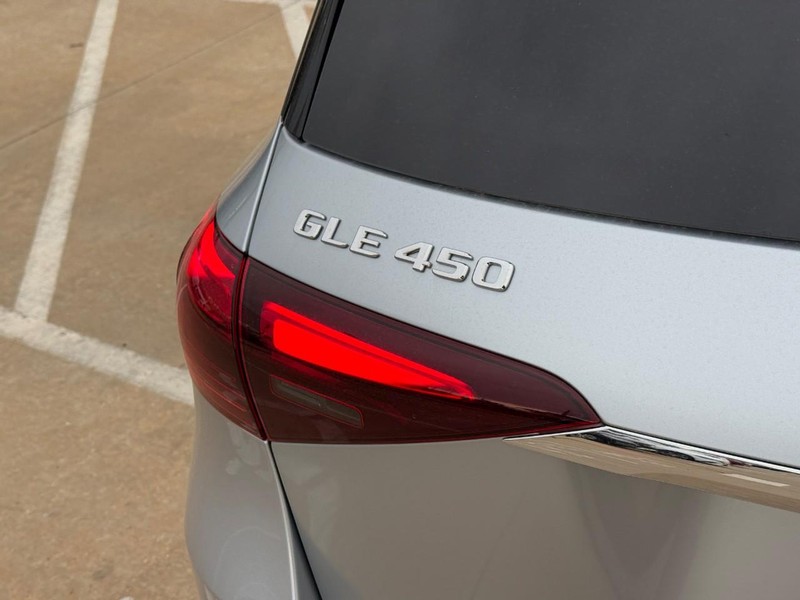 Mercedes-Benz GLE Vehicle Full-screen Gallery Image 6