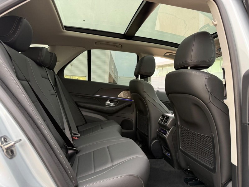 Mercedes-Benz GLE Vehicle Full-screen Gallery Image 7