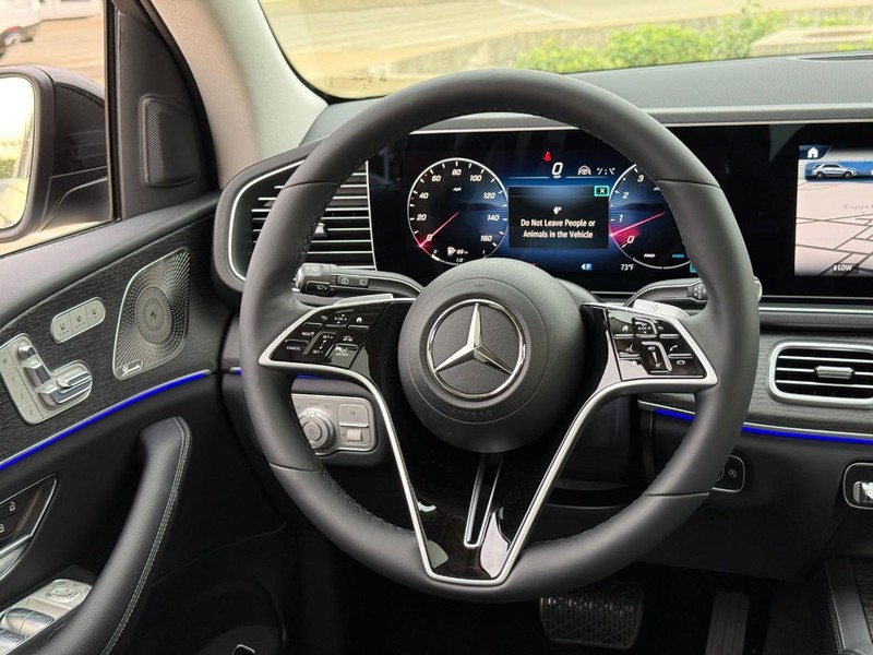 Mercedes-Benz GLE Vehicle Full-screen Gallery Image 9