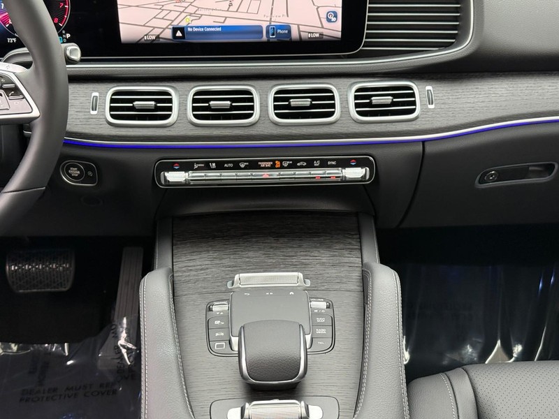Mercedes-Benz GLE Vehicle Full-screen Gallery Image 11