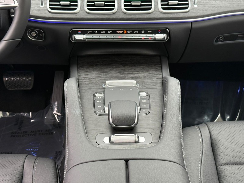 Mercedes-Benz GLE Vehicle Full-screen Gallery Image 12