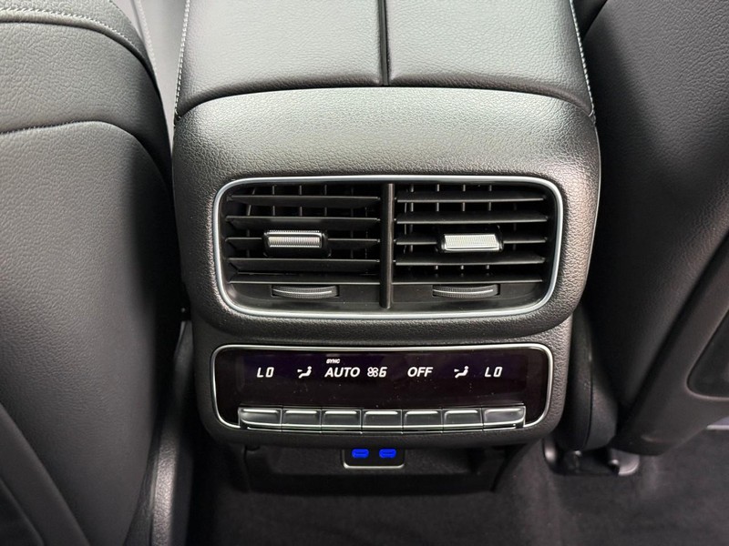 Mercedes-Benz GLE Vehicle Full-screen Gallery Image 13