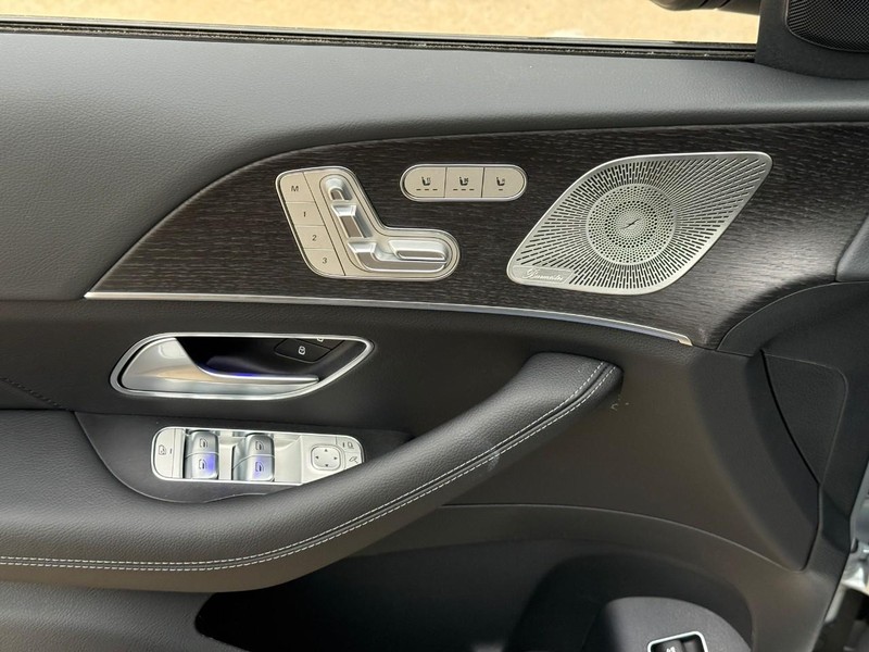 Mercedes-Benz GLE Vehicle Full-screen Gallery Image 14