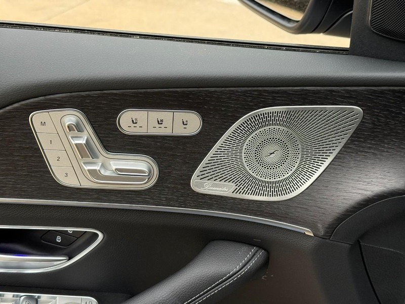 Mercedes-Benz GLE Vehicle Full-screen Gallery Image 15