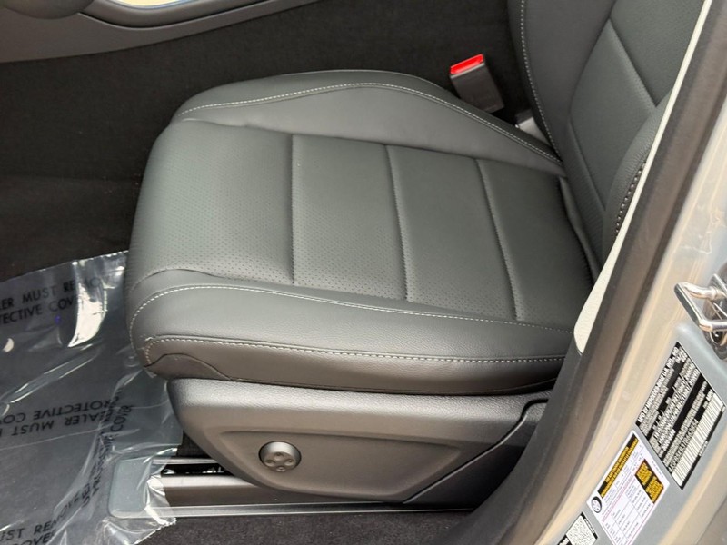 Mercedes-Benz GLE Vehicle Full-screen Gallery Image 16