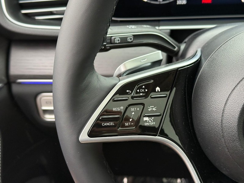 Mercedes-Benz GLE Vehicle Full-screen Gallery Image 17