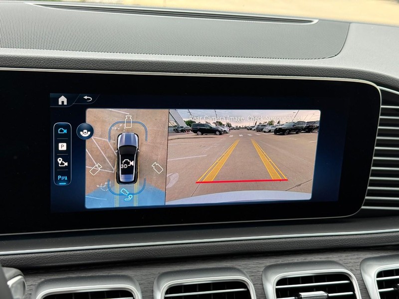 Mercedes-Benz GLE Vehicle Full-screen Gallery Image 19