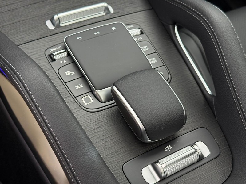 Mercedes-Benz GLE Vehicle Full-screen Gallery Image 20