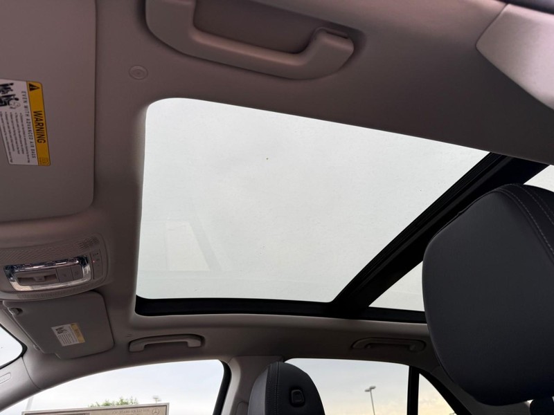 Mercedes-Benz GLE Vehicle Full-screen Gallery Image 21