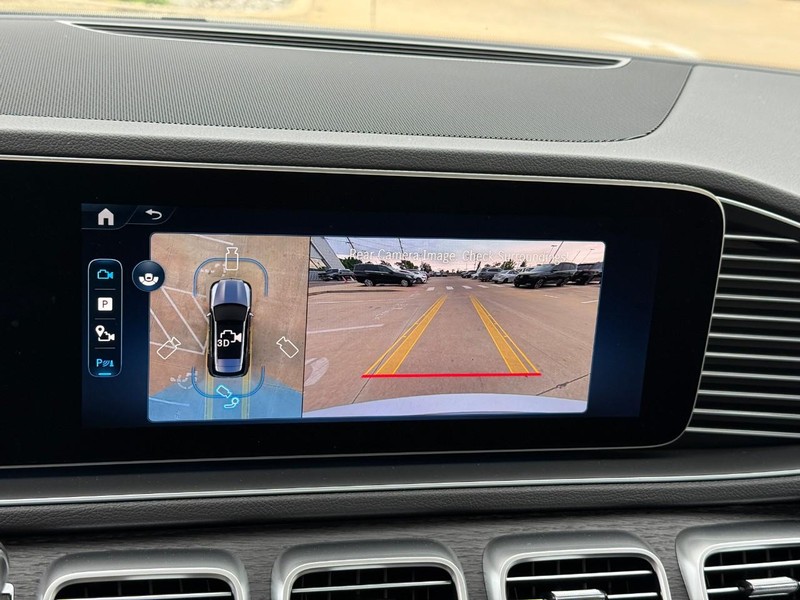 Mercedes-Benz GLE Vehicle Full-screen Gallery Image 22