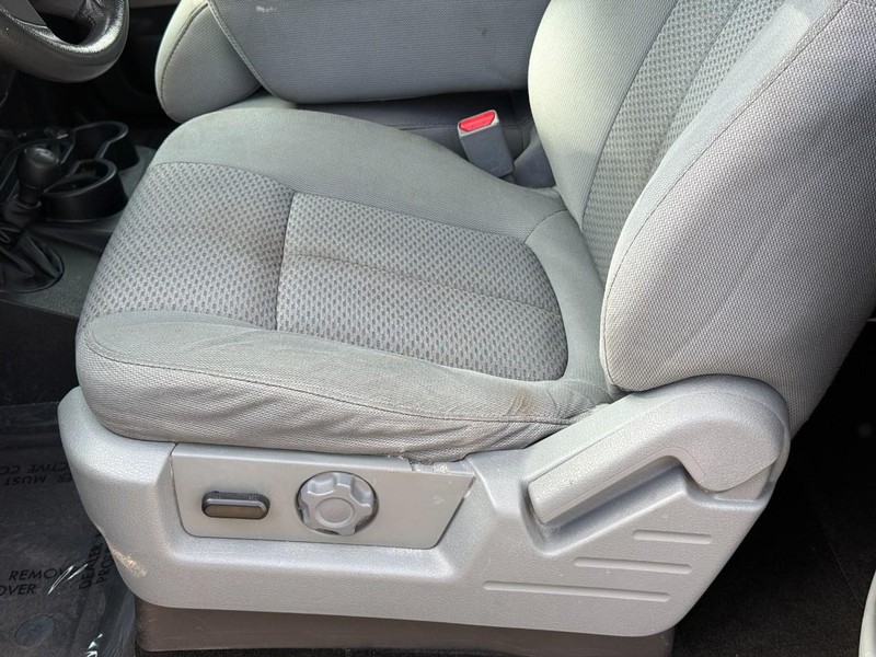 Ford F-150 Vehicle Full-screen Gallery Image 12