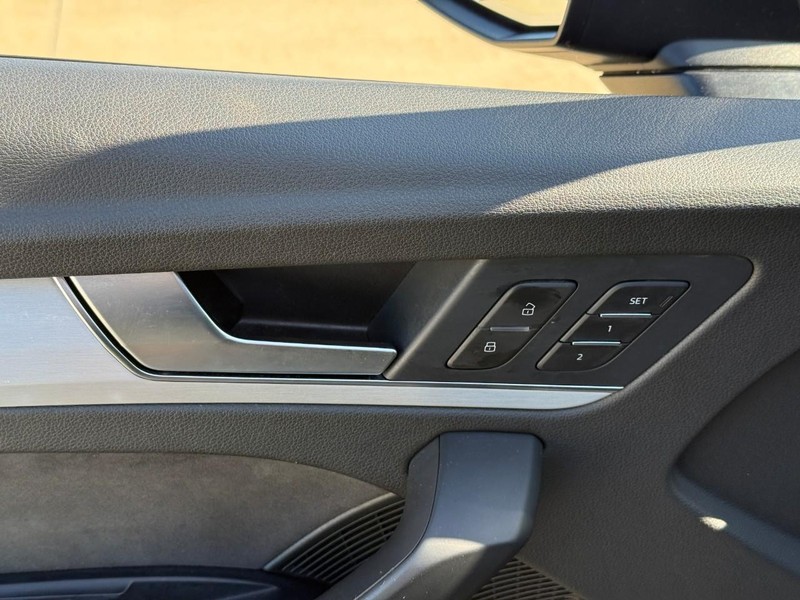 Audi SQ5 Sportback Vehicle Full-screen Gallery Image 16
