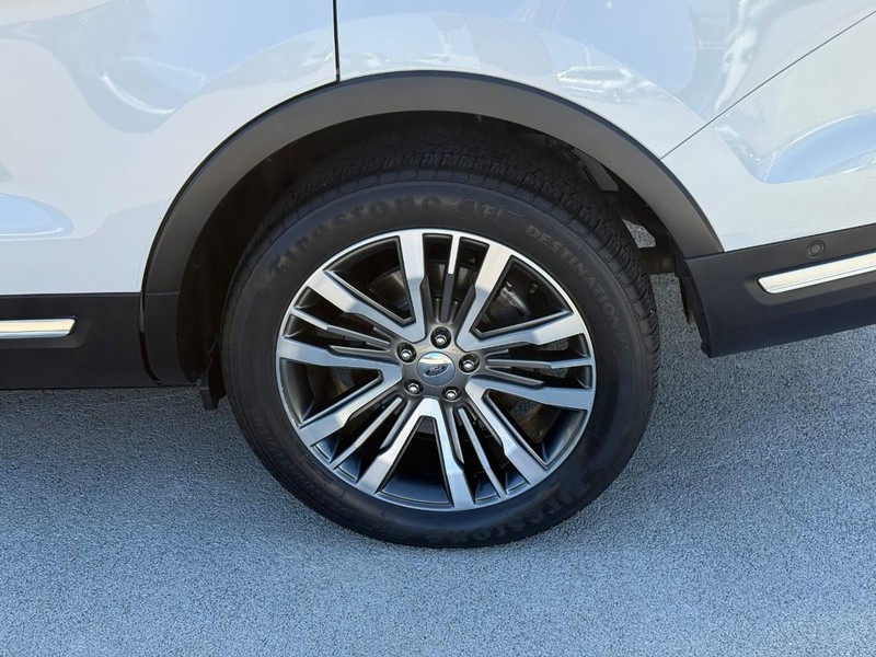 Ford Explorer Vehicle Full-screen Gallery Image 09