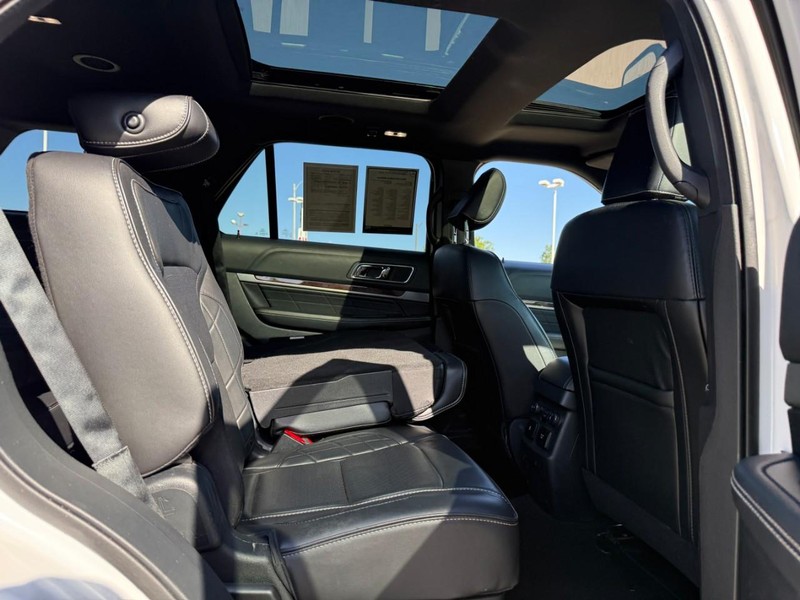 Ford Explorer Vehicle Full-screen Gallery Image 11