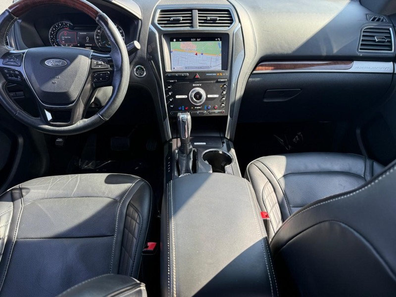 Ford Explorer Vehicle Full-screen Gallery Image 12